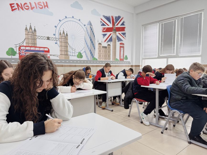 Команда Gozelandis с преподавателями и студентами на занятиях по программированию