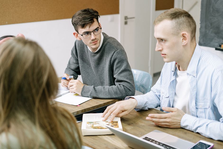 Преподаватель: разбор кейсов и улучшение решений
